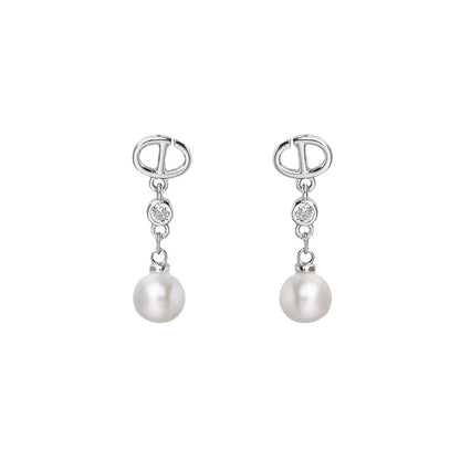 Kaunis Helmi Korvarengas ainutlaatuisella tyylillä