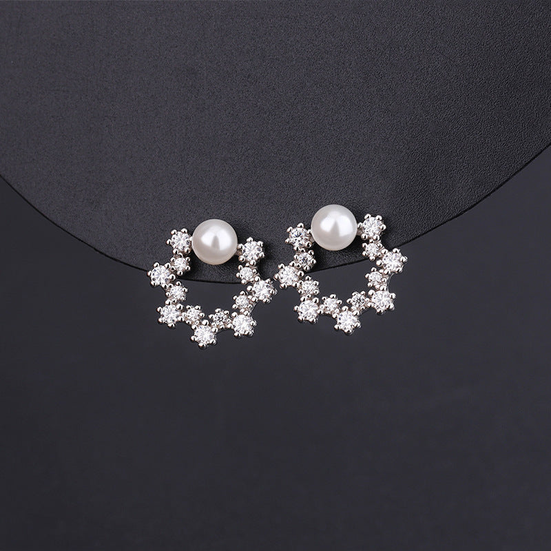 Klassinen Helmi Korvarengas ajattomalla viehätyksellä