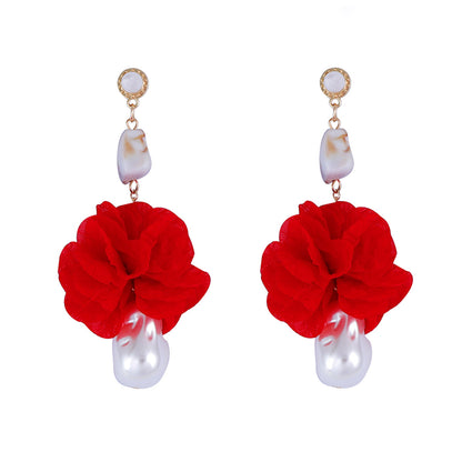 Kaunis Helmi Korvarengas ainutlaatuisella tyylillä