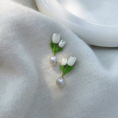 Kaunis Helmi Korvarengas ainutlaatuisella tyylillä