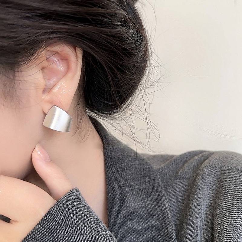 Elegantti Hopea Korvarengas jokaiseen tilaisuuteen