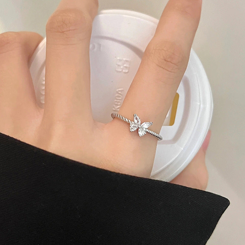 Kaunis Sormus ainutlaatuisella tyylillä