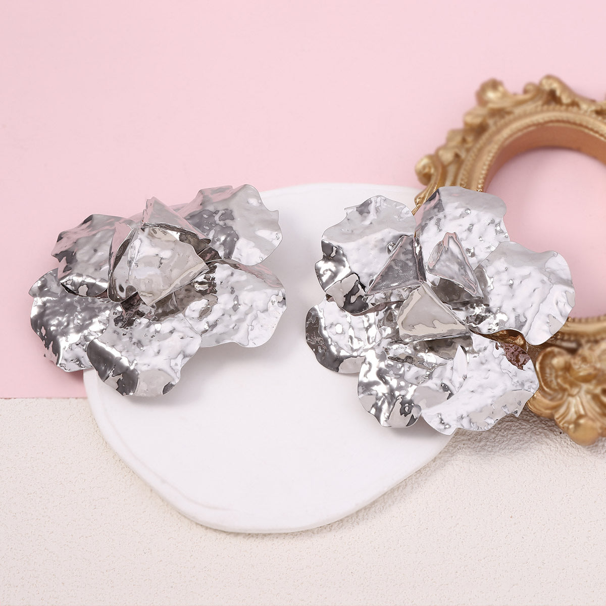 Kaunis Korvarengas ainutlaatuisella tyylillä