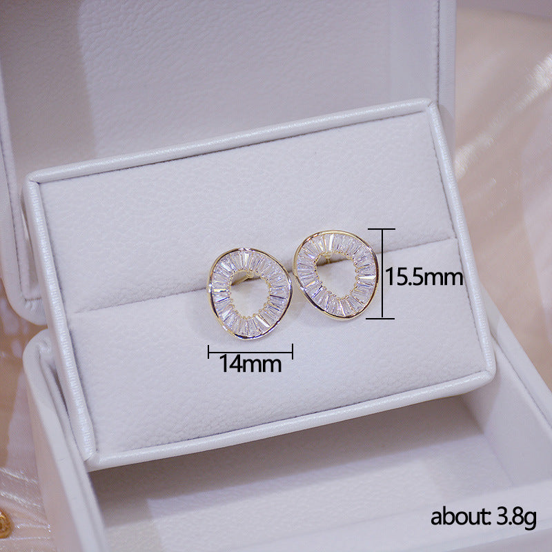 Kaunis Korvarengas ainutlaatuisella tyylillä