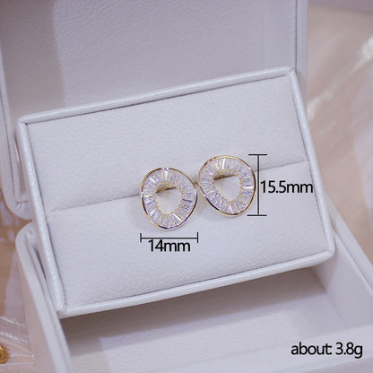 Kaunis Korvarengas ainutlaatuisella tyylillä