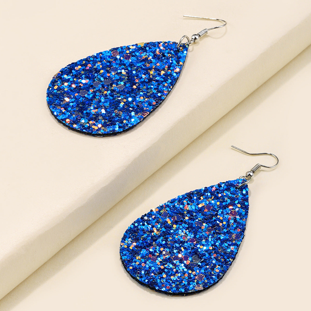 Klassinen Sormus ajattomalla viehätyksellä