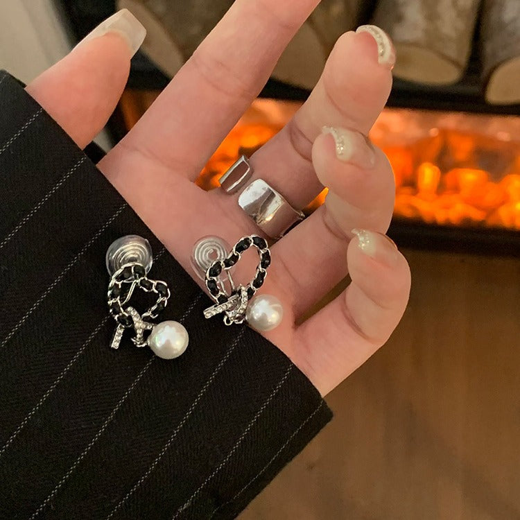 Kaunis Helmi Korvarengas ainutlaatuisella tyylillä