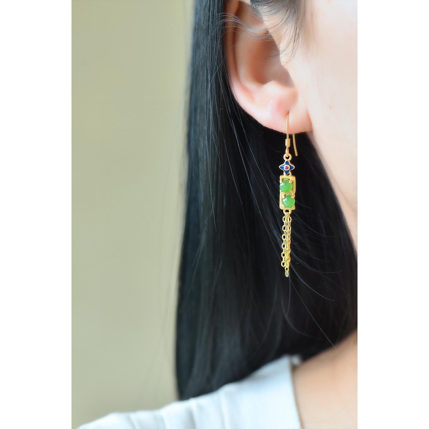 Kaunis Hopea Korvarengas ainutlaatuisella tyylillä