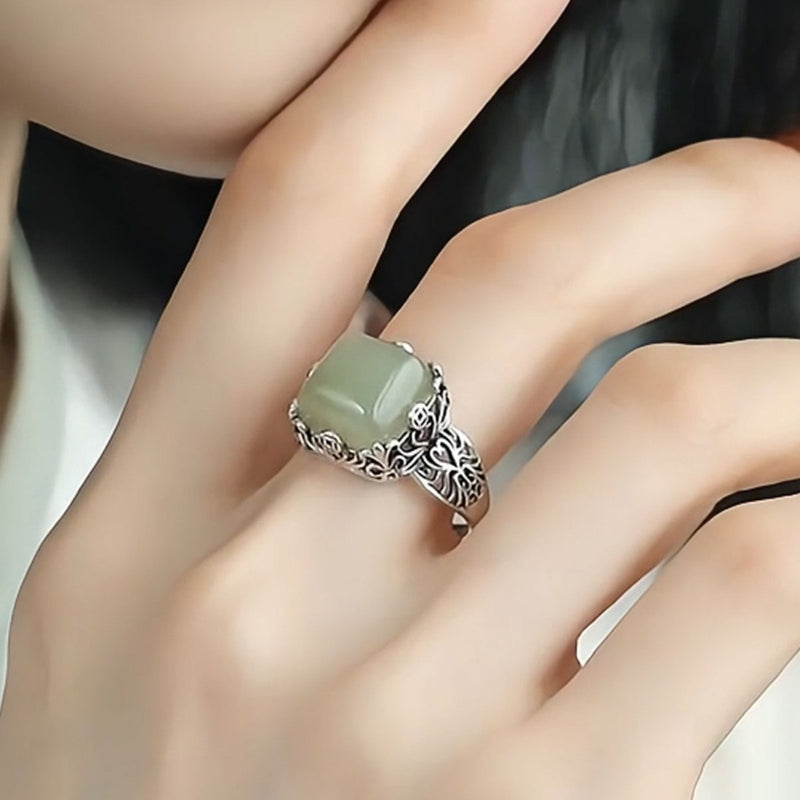 Klassinen Hopea Sormus ajattomalla viehätyksellä