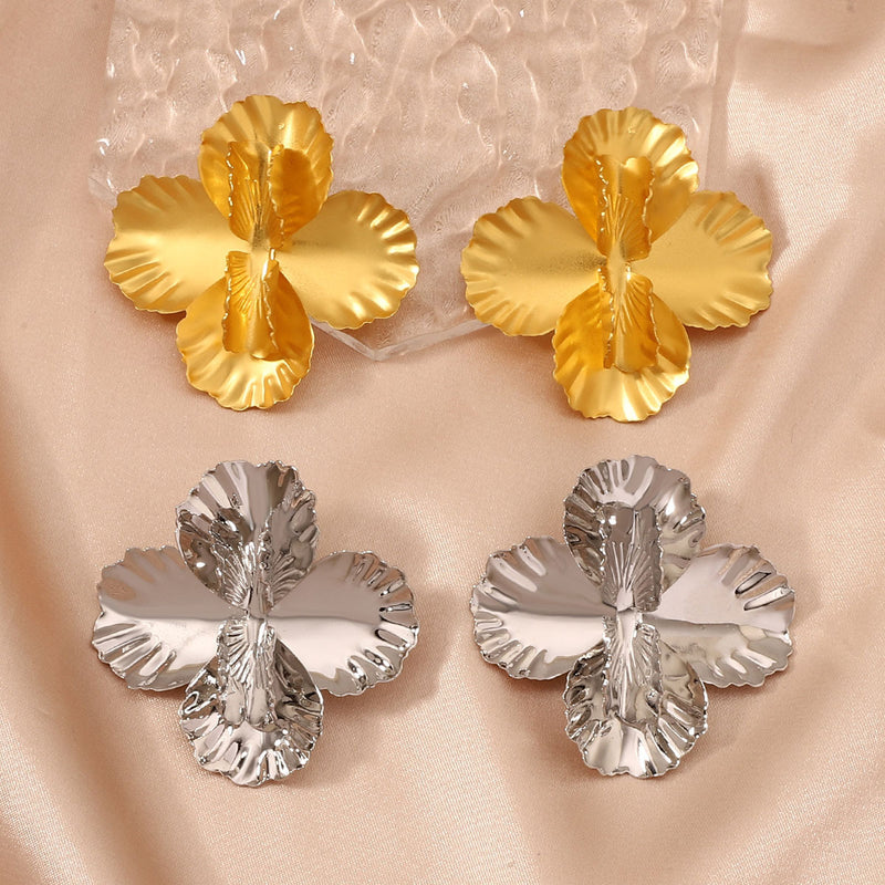 Kaunis Korvarengas ainutlaatuisella tyylillä