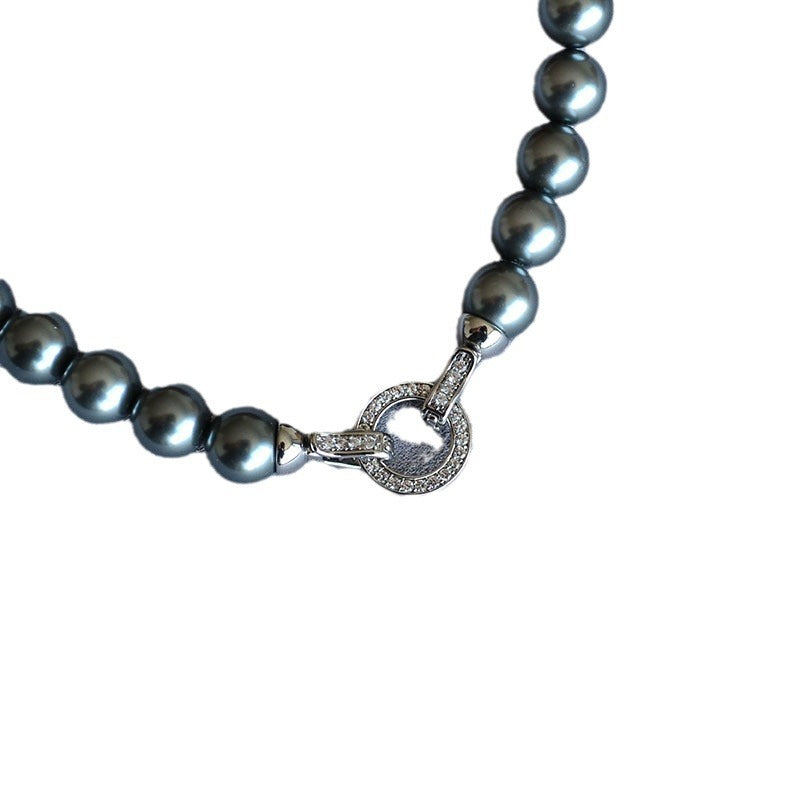 Klassinen Helmi Kaulakoru ajattomalla viehätyksellä