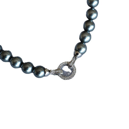 Klassinen Helmi Kaulakoru ajattomalla viehätyksellä