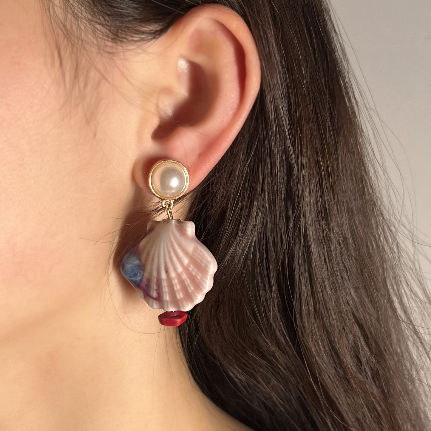 Klassinen Helmi Korvarengas ajattomalla viehätyksellä