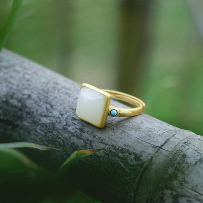 Romanttinen Kulta Sormus erityisiin hetkiin