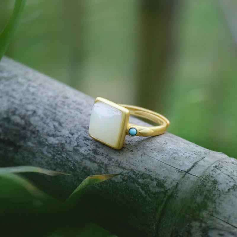 Romanttinen Kulta Sormus erityisiin hetkiin