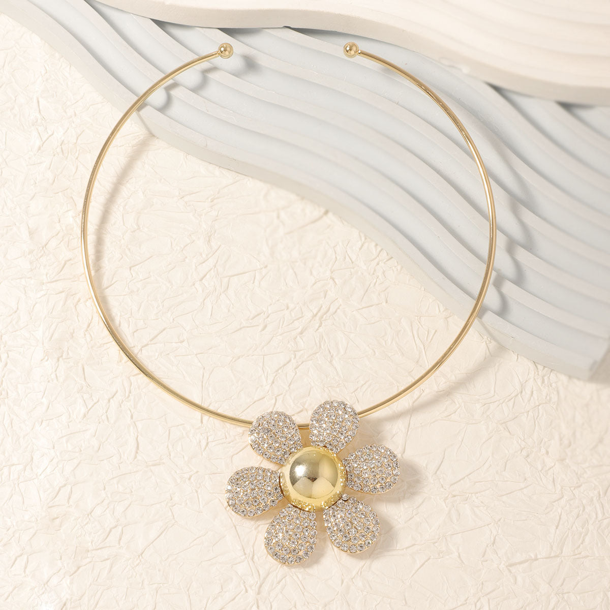 Klassinen Riipus ajattomalla viehätyksellä