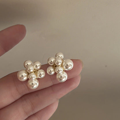 Kaunis Helmi Korvarengas ainutlaatuisella tyylillä