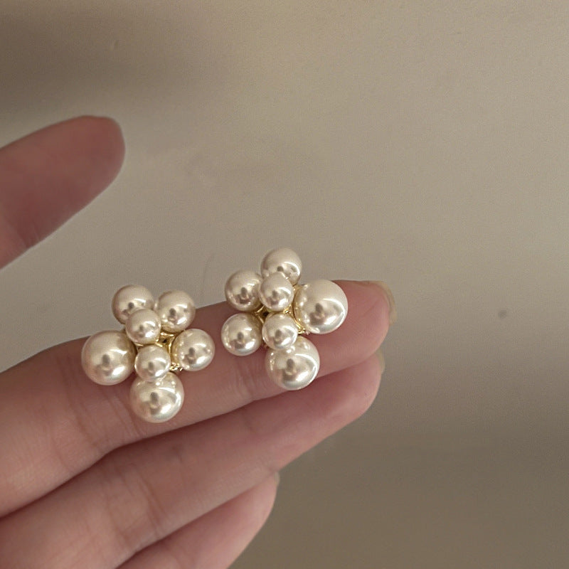 Kaunis Helmi Korvarengas ainutlaatuisella tyylillä