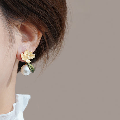 Klassinen Helmi Korvarengas ajattomalla viehätyksellä