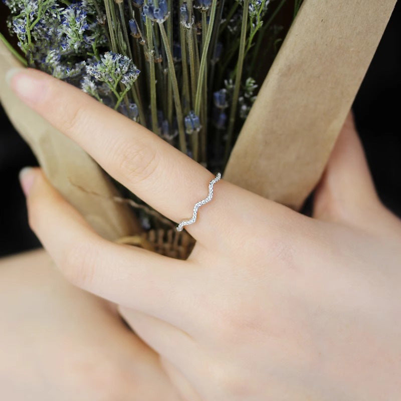 Klassinen Sormus ajattomalla viehätyksellä