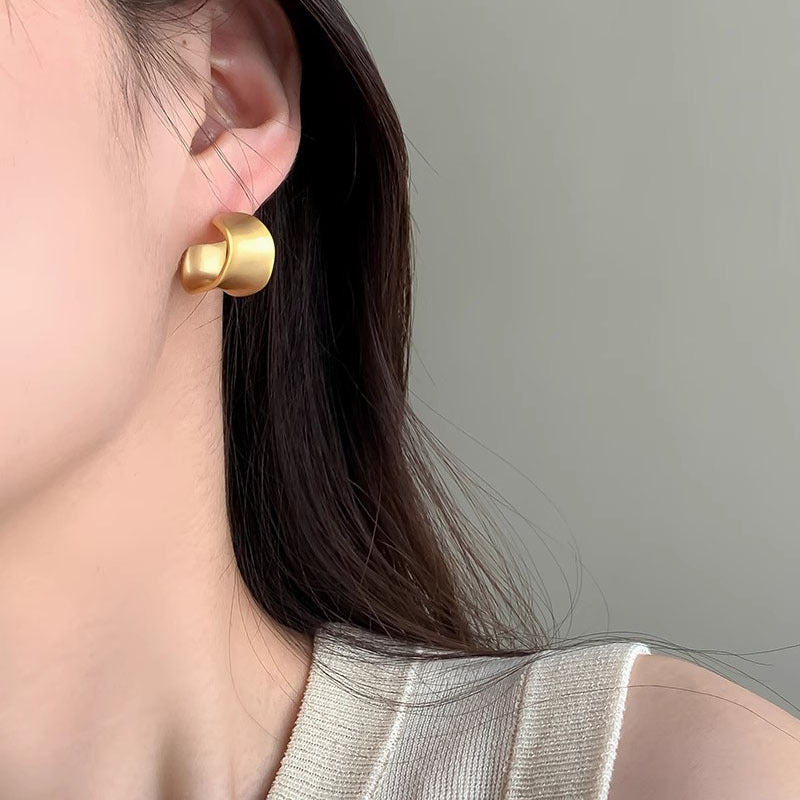 Klassinen Korvarengas ajattomalla viehätyksellä