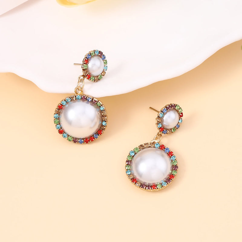 Klassinen Helmi Korvarengas ajattomalla viehätyksellä