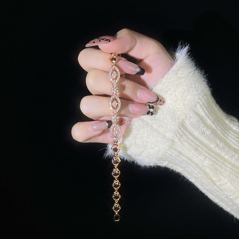 Kaunis Rannekoru ainutlaatuisella tyylillä