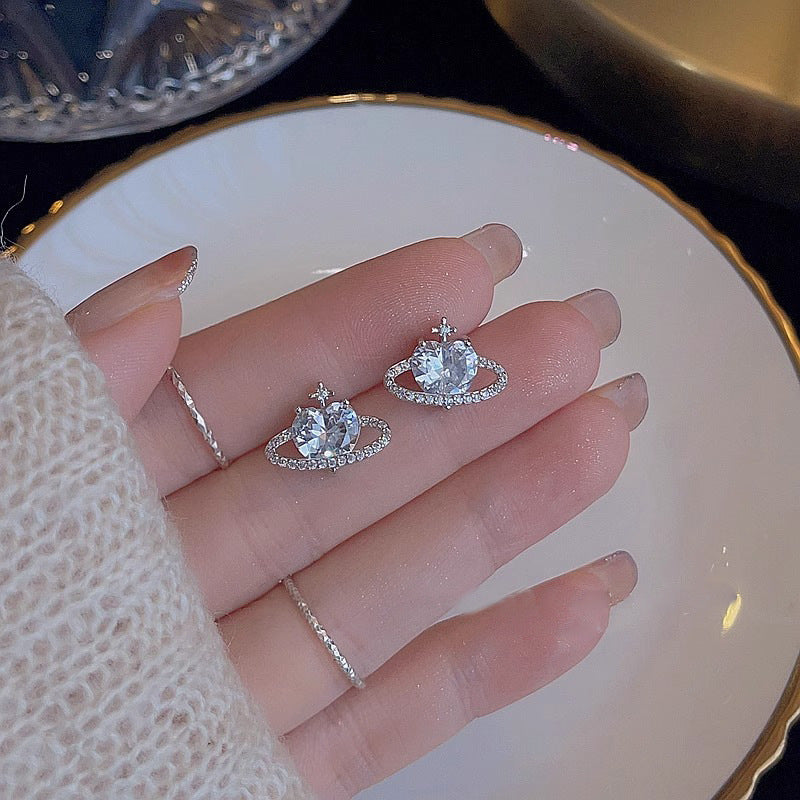 Kaunis Korvarengas ainutlaatuisella tyylillä