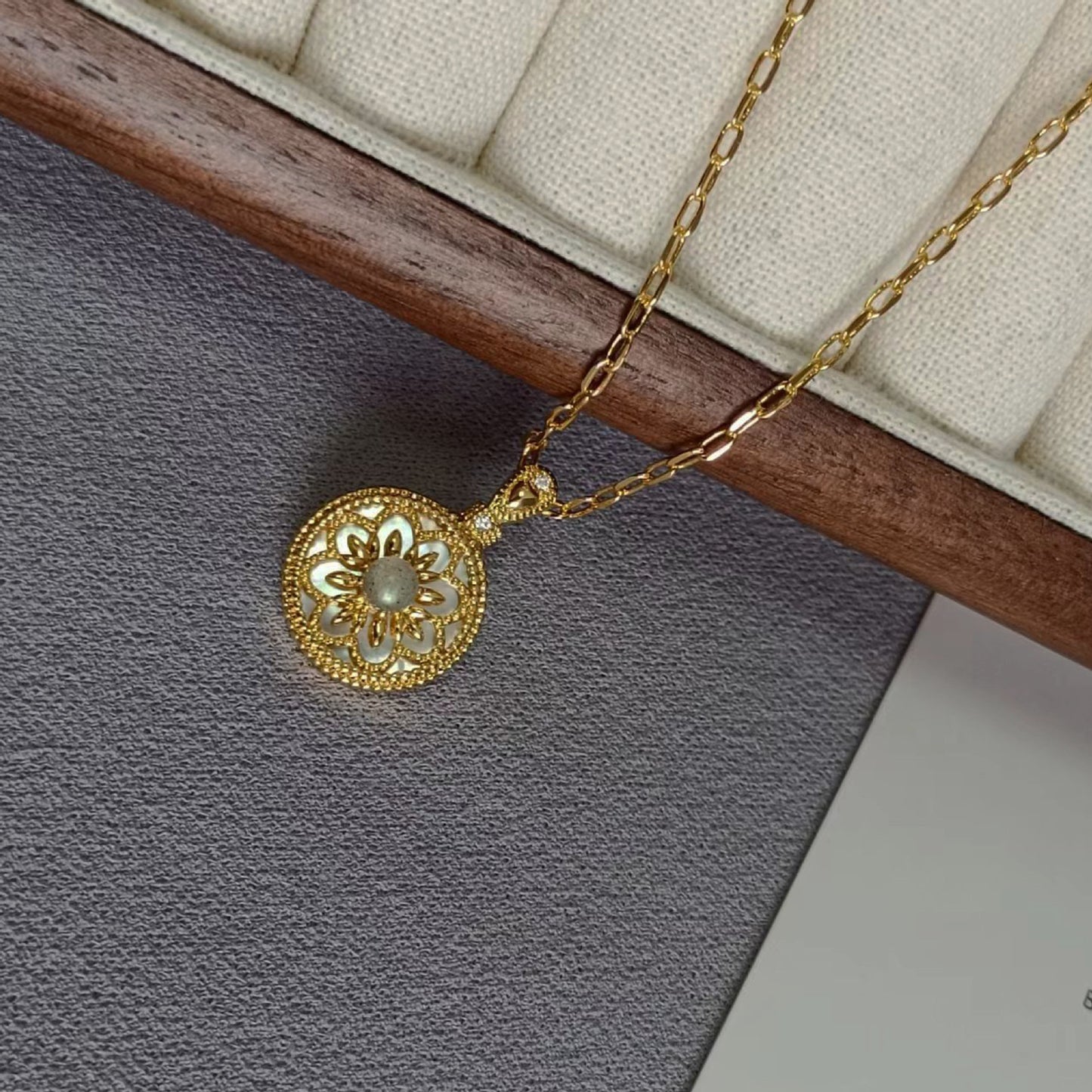 Herkkä käsityö Kaulakoru