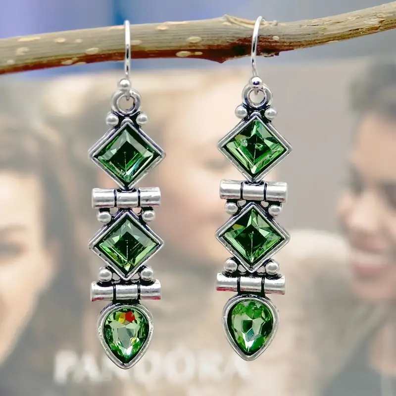 Klassinen Sormus ajattomalla viehätyksellä