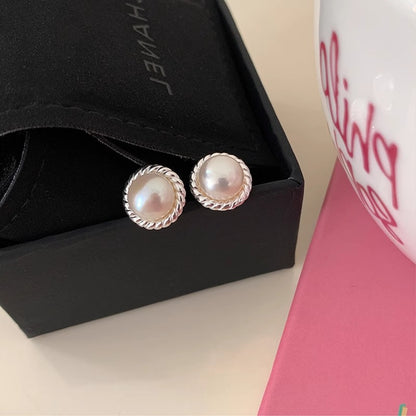 Kaunis Helmi Korvarengas ainutlaatuisella tyylillä