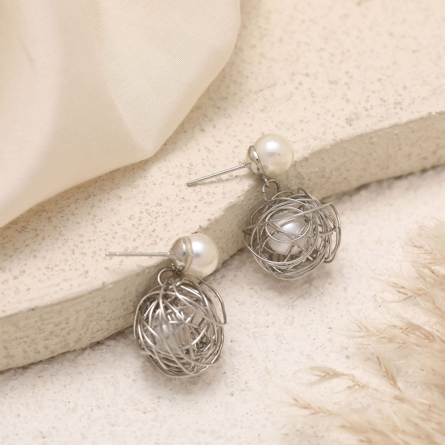 Klassinen Helmi Korvarengas ajattomalla viehätyksellä