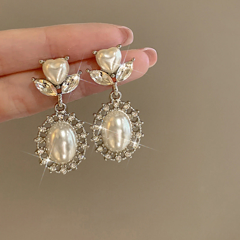 Hurmaava Helmi Korvarengas jokaiseen tilaisuuteen