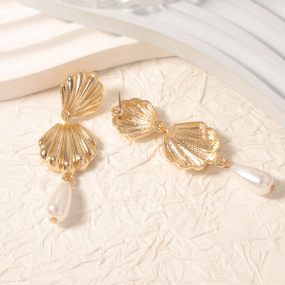 Klassinen Helmi Korvarengas ajattomalla viehätyksellä