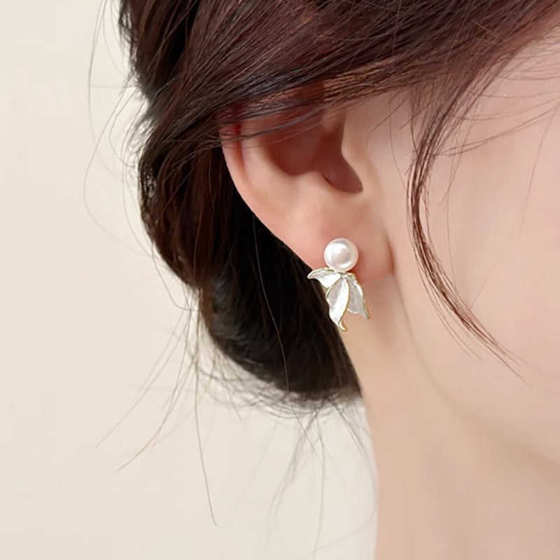 Kaunis Helmi Korvarengas ainutlaatuisella tyylillä