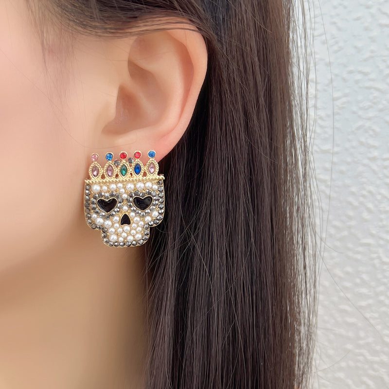 Klassinen Helmi Korvarengas ajattomalla viehätyksellä