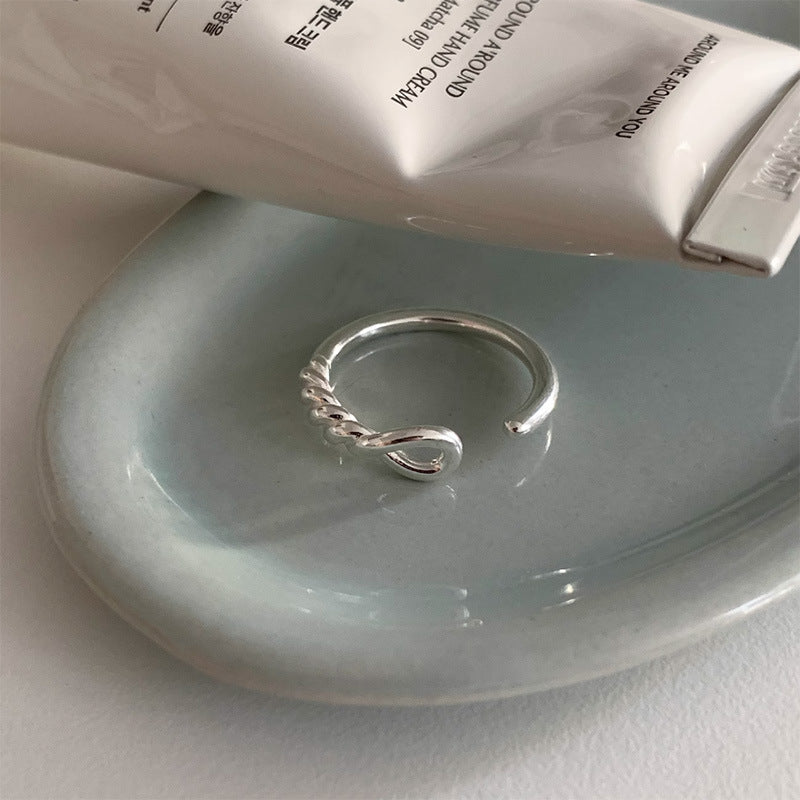 Klassinen Sormus ajattomalla viehätyksellä