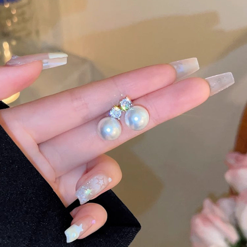 Hurmaava Helmi Korvarengas jokaiseen tilaisuuteen