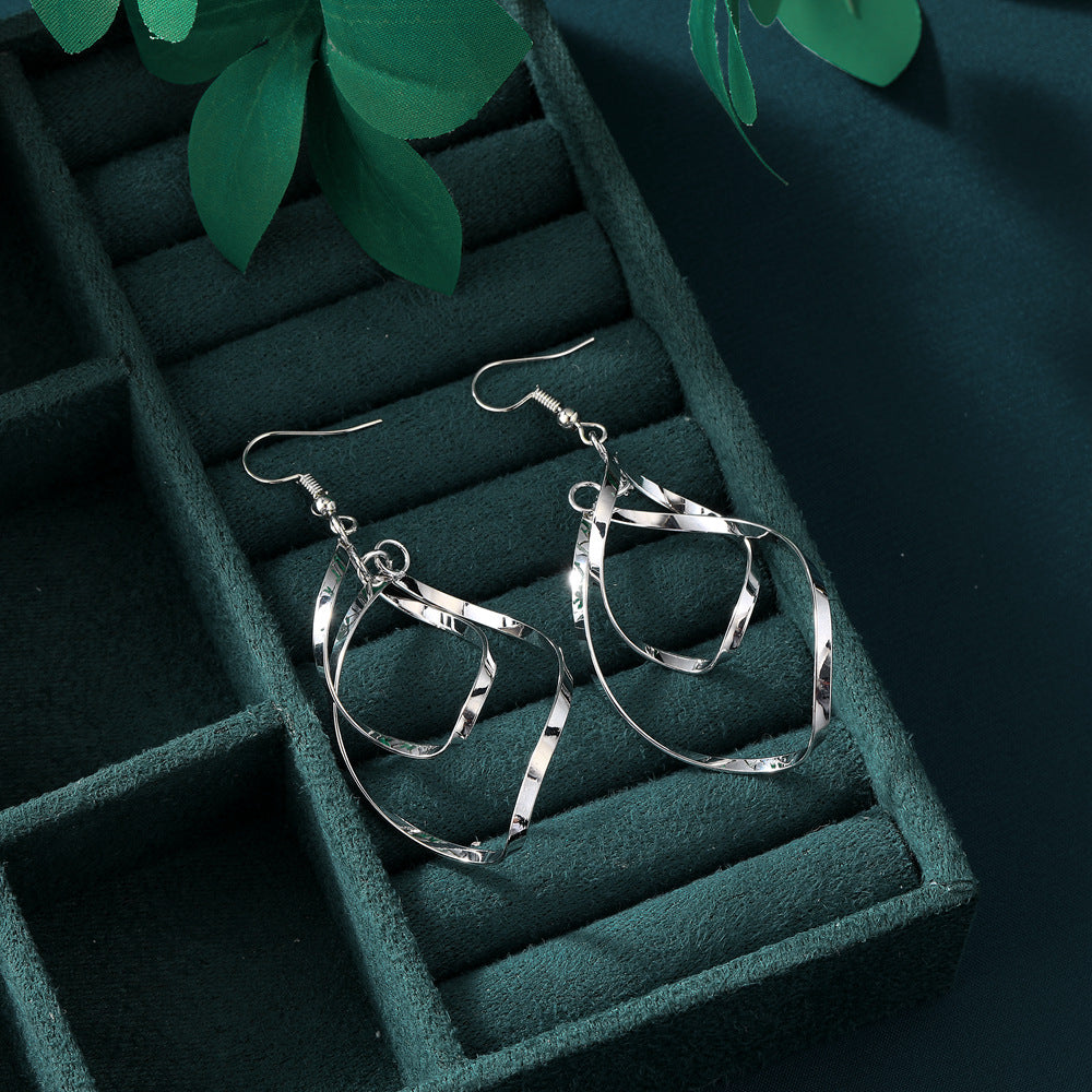 Kaunis Korvarengas ainutlaatuisella tyylillä