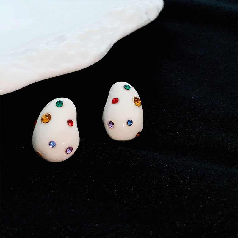 Kaunis Korvarengas ainutlaatuisella tyylillä