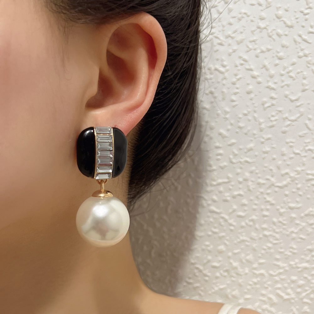 Kaunis Helmi Korvarengas ainutlaatuisella tyylillä