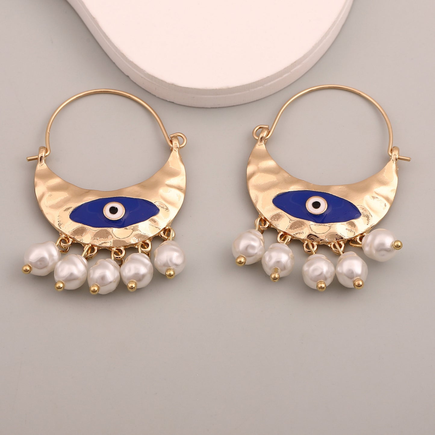 Hurmaava Helmi Korvarengas jokaiseen tilaisuuteen