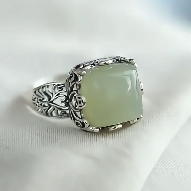 Klassinen Hopea Sormus ajattomalla viehätyksellä