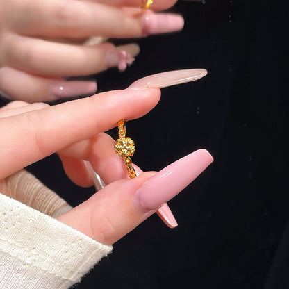 Romanttinen Kulta Sormus erityisiin hetkiin