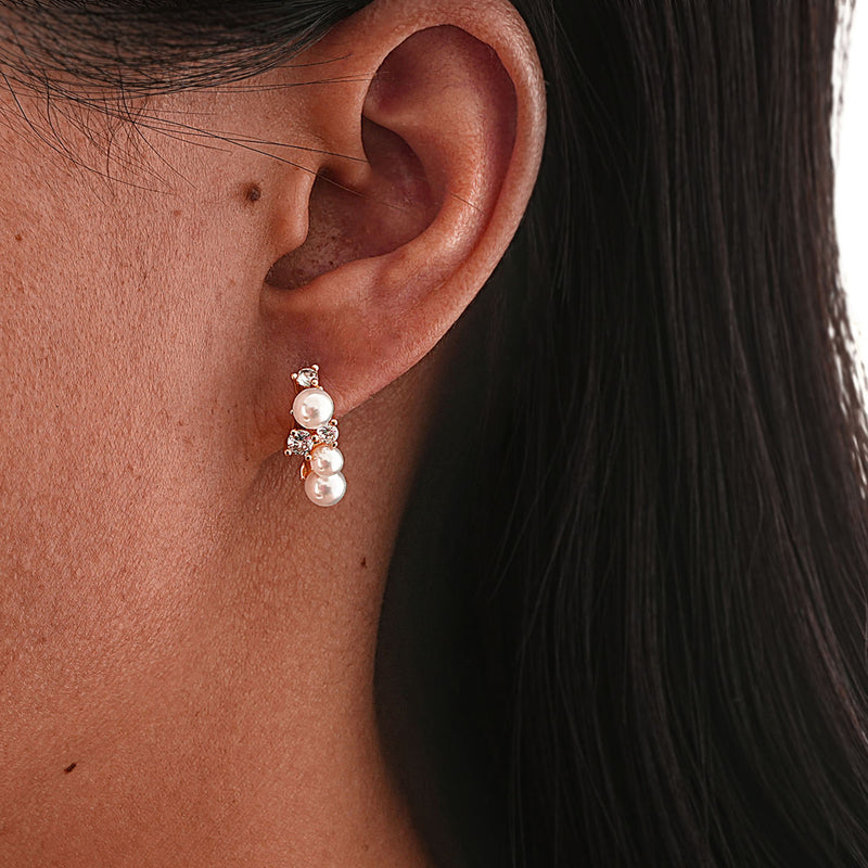 Kaunis Helmi Korvarengas ainutlaatuisella tyylillä