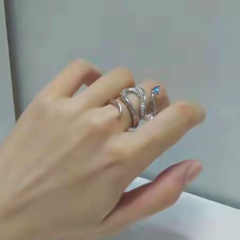 Klassinen Sormus ajattomalla viehätyksellä