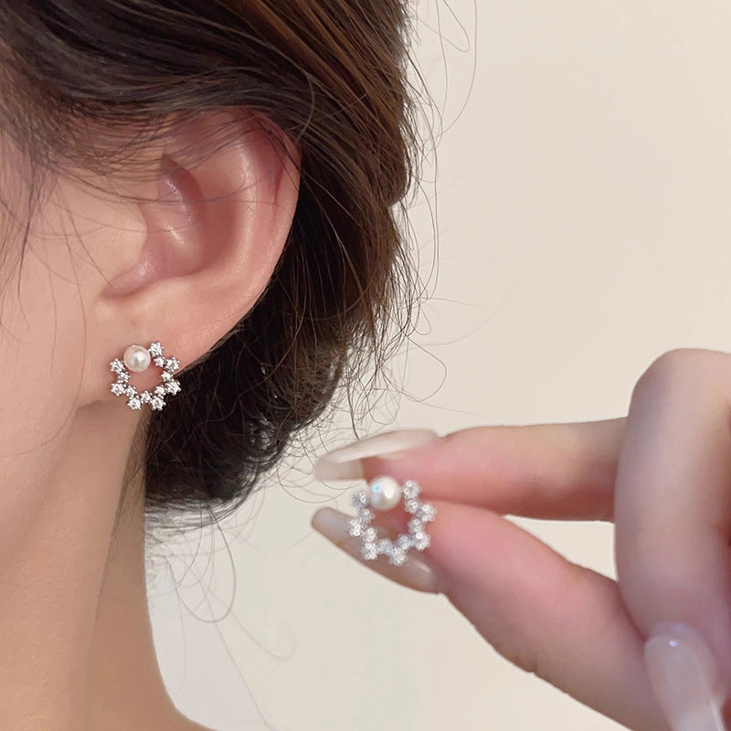 Klassinen Helmi Korvarengas ajattomalla viehätyksellä