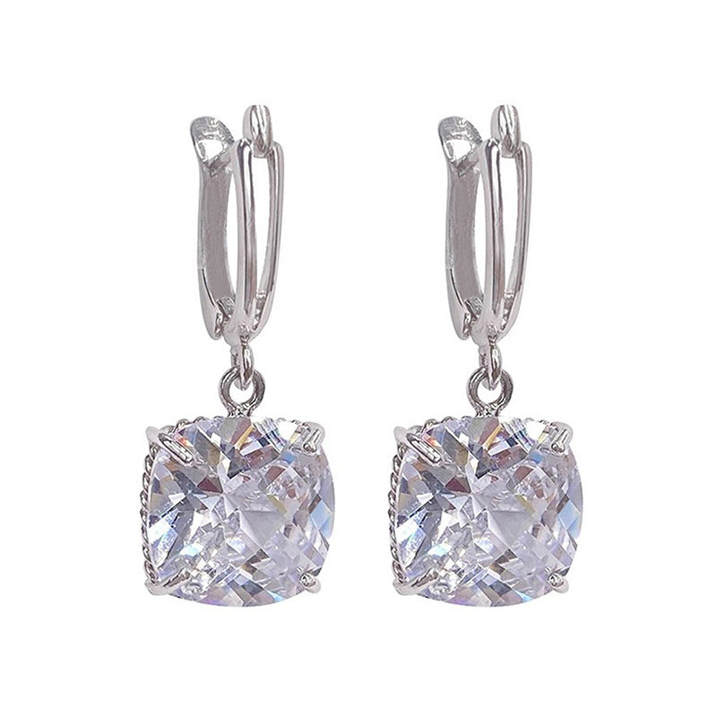 Kaunis Korvarengas ainutlaatuisella tyylillä