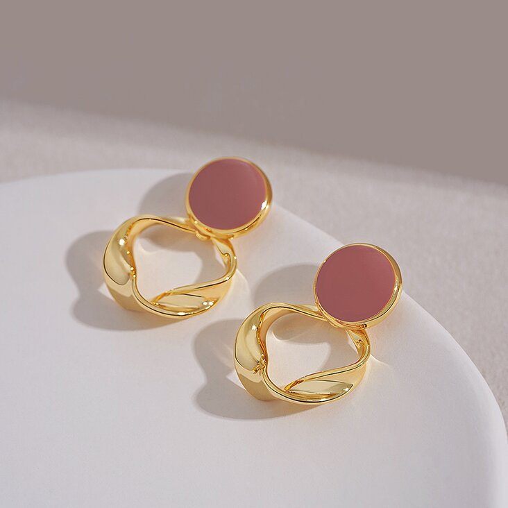 Kaunis Korvarengas ainutlaatuisella tyylillä