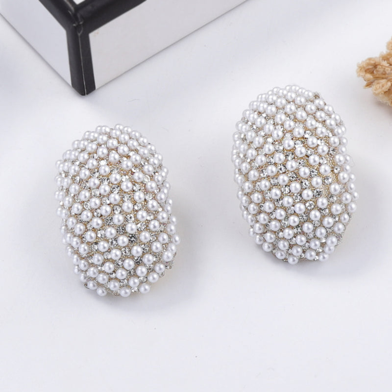 Kaunis Helmi Korvarengas ainutlaatuisella tyylillä